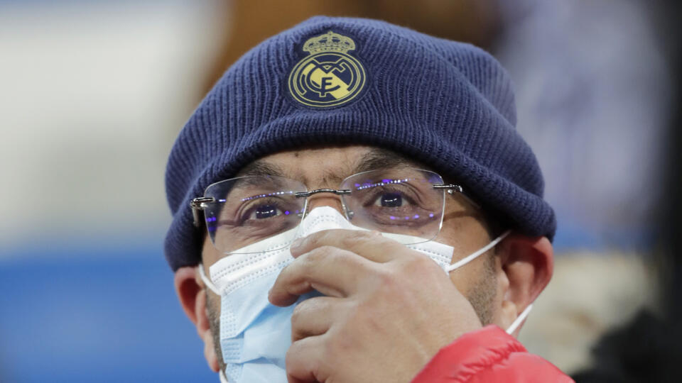 KK31 Madrid - Fanúšik Realu Madrid s ochranným rúškom na tvári pred začiatkom prvého zápasu osemfinále futbalovej Ligy majstrov Real Madrid - Manchester City 26. februára 2020 v Madride. FOTO TASR/AP
A Madrid supporter wears a face mask before the start of the round of 16 first leg Champions League soccer match between Real Madrid and Manchester City at the Santiago Bernabeu stadium in Madrid, Spain, Wednesday, Feb. 26, 2020. (AP Photo/Bernat Armangue)
