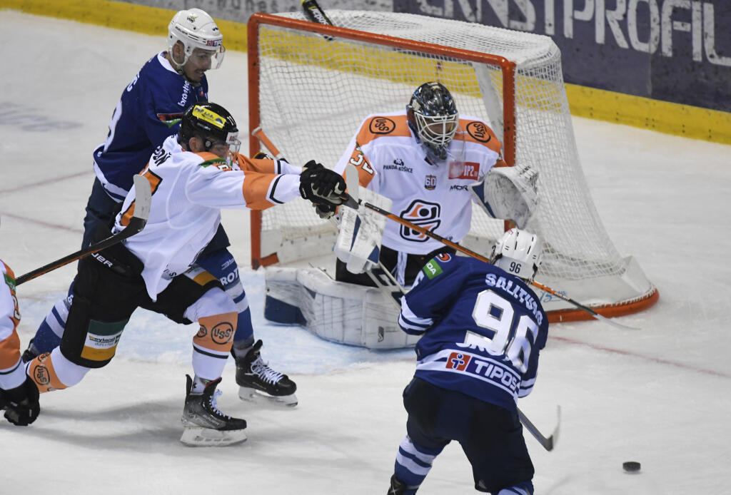 Na snímke uprostred brankár Jaroslav Janus (Košice), vpravo Dante Salituro (Spišská Nová Ves) v zápase 21. kola hokejovej Tipos extraligy HC Košice - HK GROTTO Spišská Nová Ves 27. novembra 2022 v Košiciach.