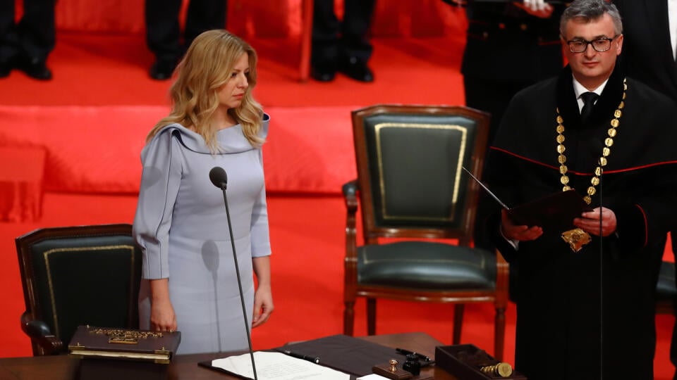 Na snímke slávnostná schôdza NRSR v Redute, kde Zuzana Čaputová zložila sľub do rúk predsedu Ústavného súdu SR Ivanovi Fiačanovi. 
