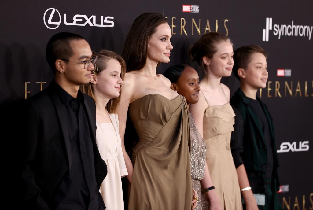 Angelina Jolie s deťmi na premiére v Los Angeles.
