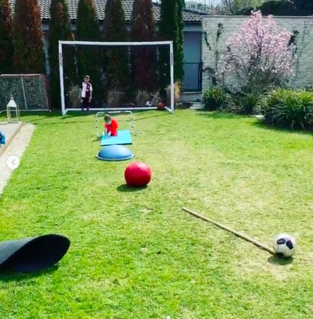 Slovenský futbalový reprezentant Róbert Mak sa hrá so svojimi synmi na krásne spravenom dvore.