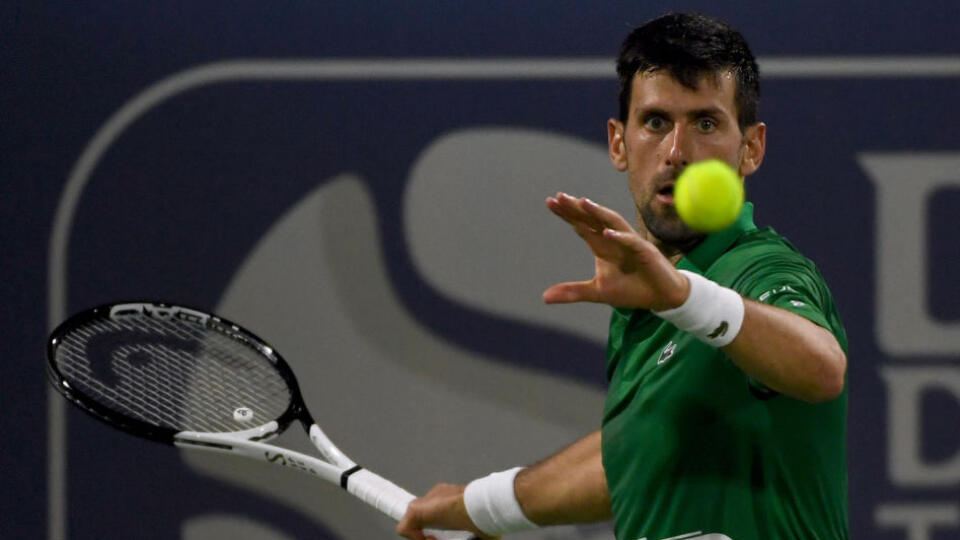 Sústredený Novak Djokovič počas zápasu 2. kola turnaja ATP 500 v Dubaji.