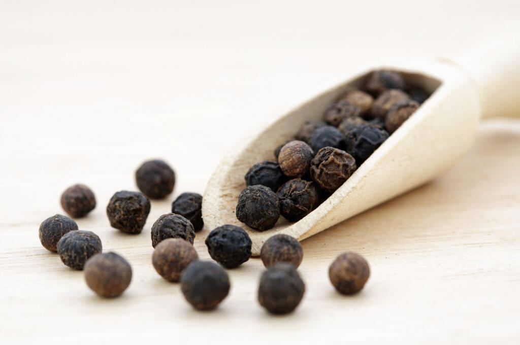 Black,Pepper,In,Wooden,Scoop
