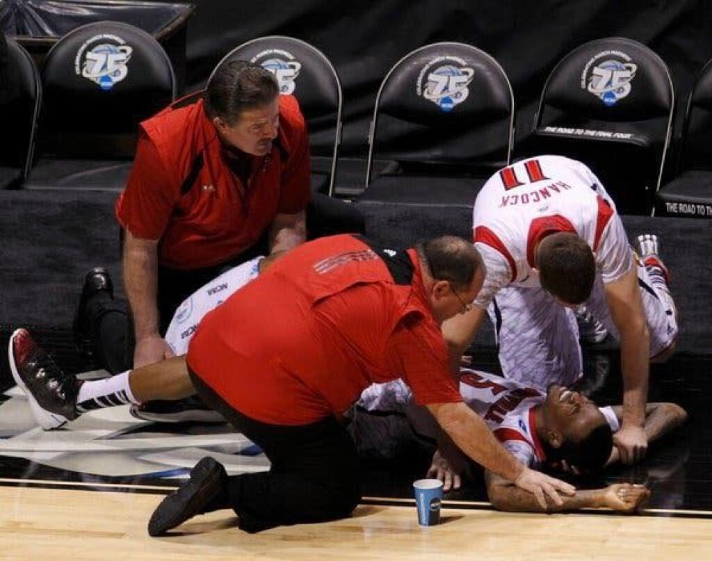 Obrovskú bolesť a ťažké zranenie zažil aj basketbalista Kevin Ware.