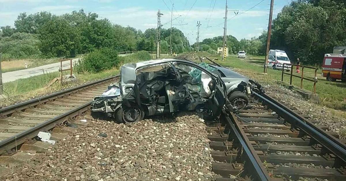 Tragická nehoda na železničnom priecestí Vlak zdemoloval auto a zabil dvoch ľudí