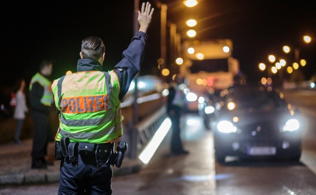 Rakúska polícia si vodiča všimla kvôli neobvyklému spôsobu jazdy. (Ilustračné foto)