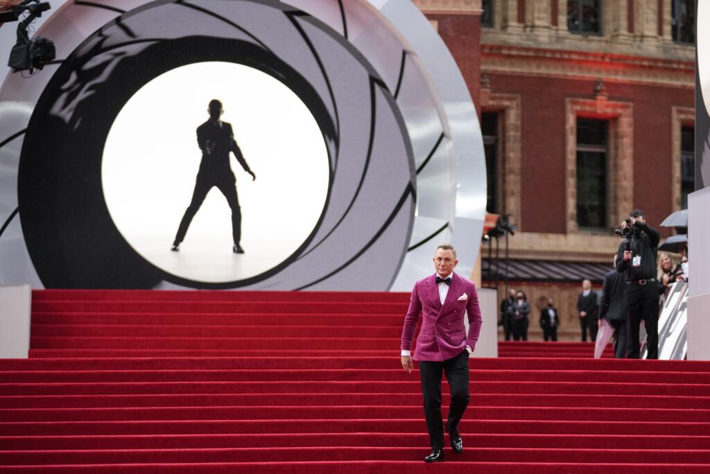 Herec Daniel Craig pózuje fotografom počas jeho príchodu na svetovú premiéru novej bondovky Nie je čas zomrieť (No Time To Die) v londýnskej Royal Albert Hall, v Londýne 28. septembra 2021.