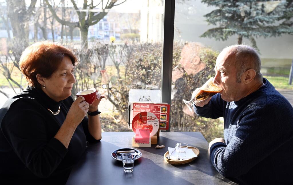 Terasy podľa epidemiológov pomohli k šíreniu vírusu v poslednom období. Na snímke zákazníci sedia na vyhrievanej terase kaviarne v Michalovciach 5. decembra 2020.