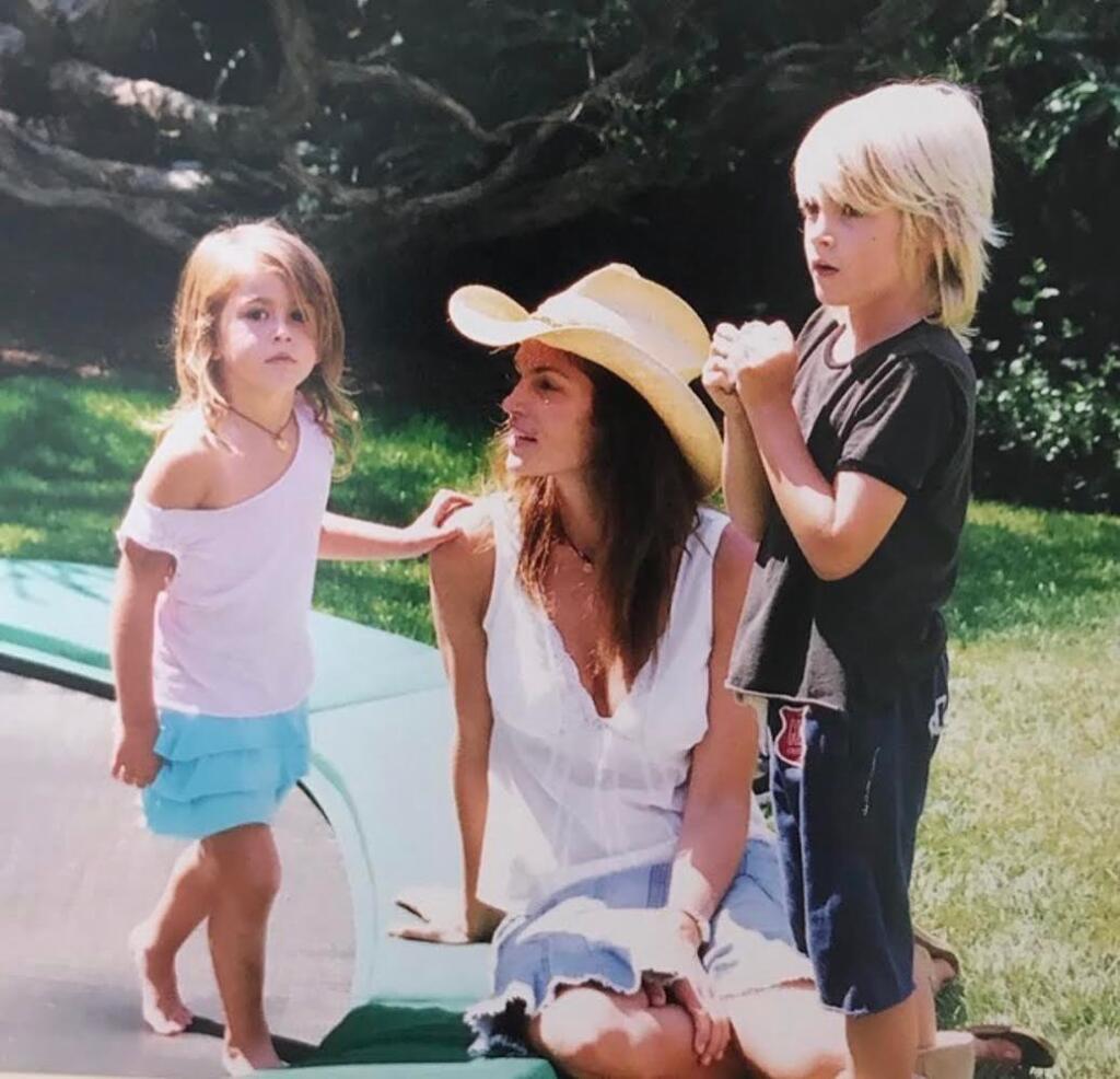 Modelka Cindy Crawford s dcérou Kaiou (vľavo) a synom Presleym, ktorý sa taktiež venuje modelingu.