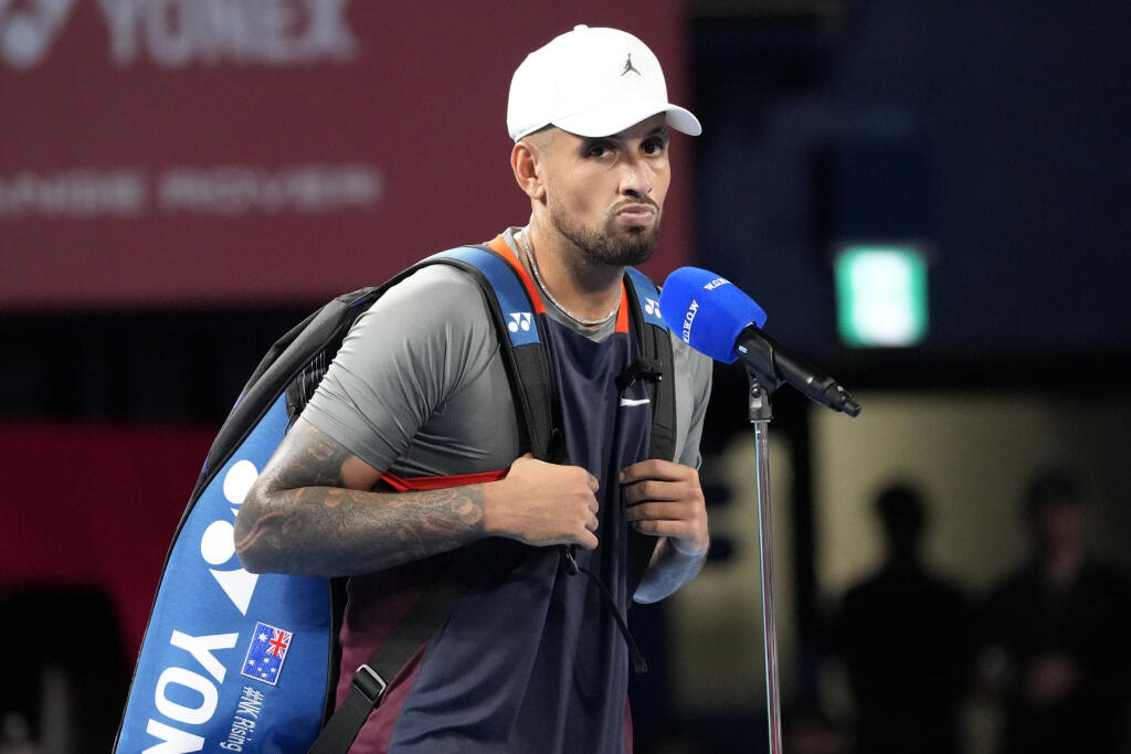 WA 38 Tokio - Austrálsky tenista Nick Kyrgios odpovedá na kurte na otázky počas krátkeho rozhovoru po výhre nad Tseng Chun-hsinom z Taiwanu v zápase 1. kola mužskej dvojhry na turnaji ATP v Tokiu v utorok 4. októbra 2022. FOTO TASR/AP
Nick Kyrgios of Australia is intreviewed after after winning over Tseng Chun-Hsin of Taiwan during a singles match in the Rakuten Open tennis championships at Ariake Colosseum Tuesday, Oct. 4, 2022, in Tokyo. (AP Photo/Shuji Kajiyama)