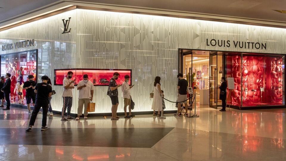 Zákazníci s ochrannými rúškami a sociálnym odstupom v obchodnom dome Siam Paragon, Bangkok