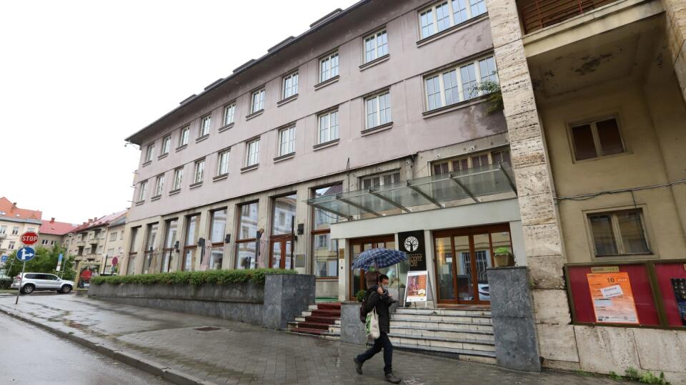 Prevádzky verejného stravovania (reštaurácie, pohostinstvá, kaviarne a podobne) budú môcť podávať nápoje a jedlo len v exteriéri (terasy) alebo ich baliť zákazníkom so sebou. V hoteli Národný dom v centre Banskej Bystrice nevaria a ostala otvorená len recepcia. Na snímke budova hotela Národný dom v Banskej Bystrici 16. októbra 2020. FOTO TASR - Ján Krošlák