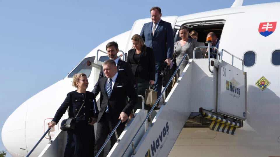 Na snímke premiér SR Robert Fico (druhý zľava) a minister zahraničných vecí a európskych záležitostí SR Juraj Blanár (tretí zľava) vystupujú z lietadla po prílete do Záhrebu v stredu 16. apríla 2025. Premiér SR pricestoval na jednodňovú oficiálnu návštevu Chorvátska, kde sa stretne s najvyššími predstaviteľmi krajiny. FOTO TASR - Martin Žigo