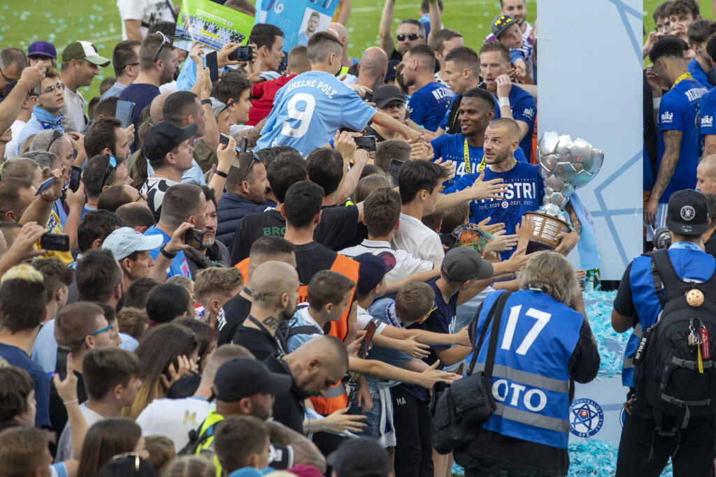 Na snímke futbalisti Slovana Bratislava , ktorý oslavujú zisk 4. titulu Fortuna ligy za sebou.
