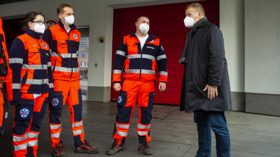 Na snímke vpravo predseda NR SR Boris Kollár (Sme rodina) navštívil a priniesol vianočnú kapustnicu zdravotníkom Záchrannej zdravotnej služby na Antolskej v Bratislave vo štvrtok 23. decembra 2021. FOTO TASR - Jakub Kotian