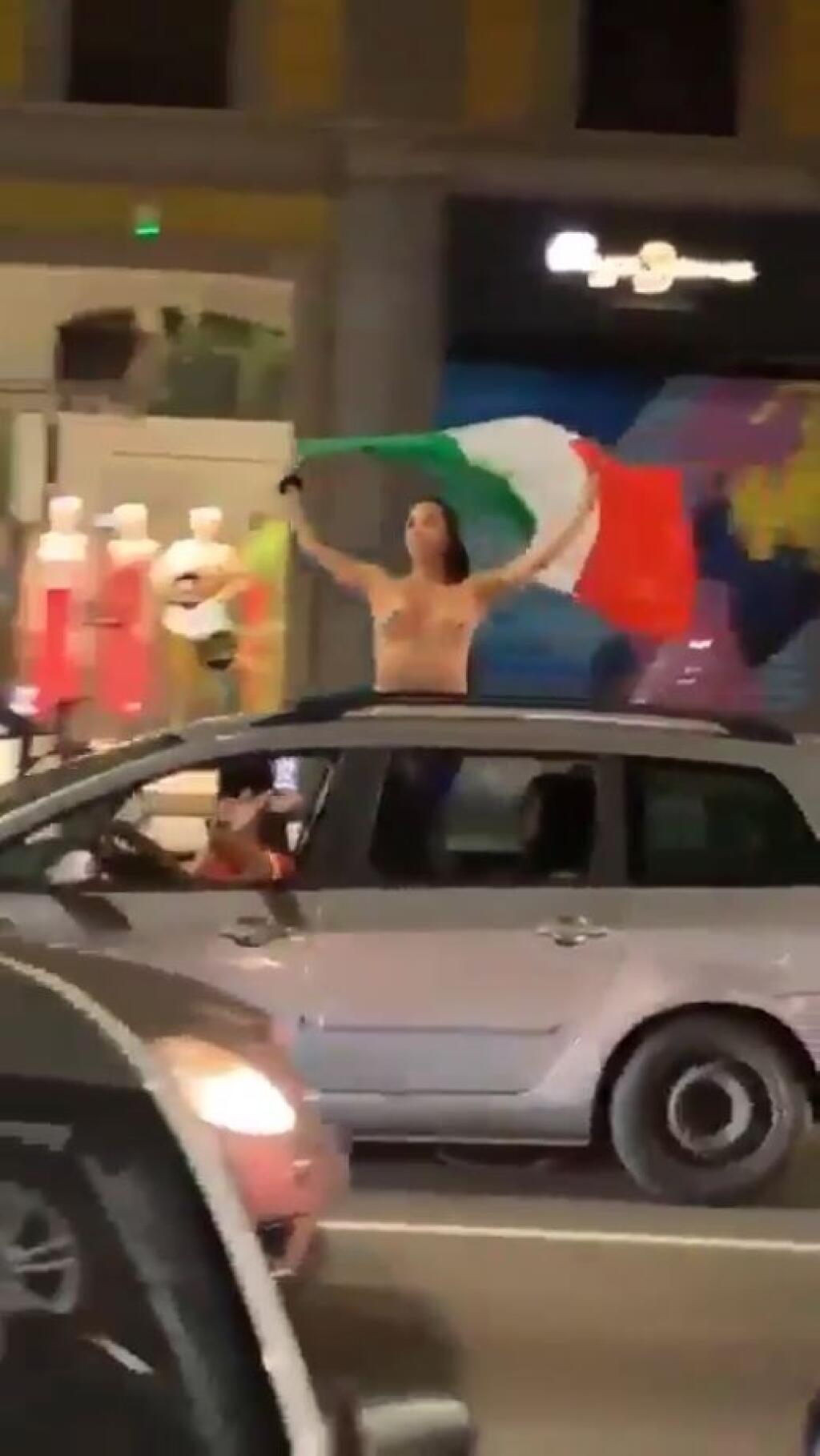 Taliani sa počas osláv majstrovského titulu poriadne odviazali, táto fanúšička sa predviedla hore bez.