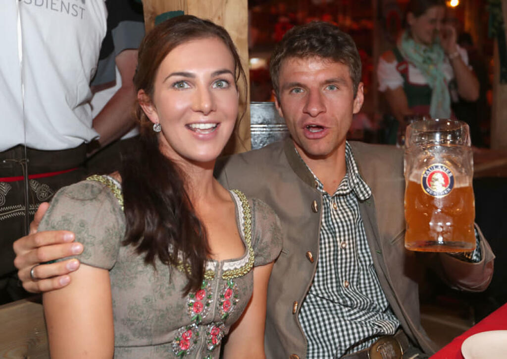 Thomas Müller a jeho krásna manželka Lisa.