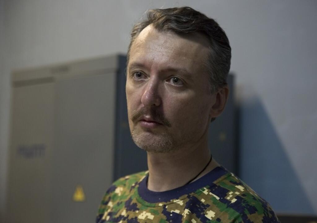 JB 24 Doneck - Veliteľ pro-ruských separatistov Igor Strelkov počas brífingu v Donecku na východe Ukrajiny 28. júla 2014 o vojenskej situácii v Doneckom regióne. FOTO TASR/AP Igor Strelkov, a pro-Russian rebel commander speaks to the media in the city of Donetsk, eastern Ukraine Monday, July 28, 2014. Igor Strelkov held a briefing about a military situation in the Donetsk region on Monday evening. (AP Photo/Dmitry Lovetsky)