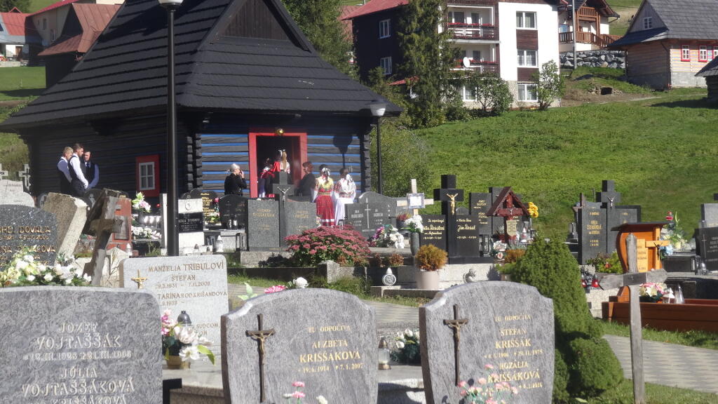Mladí ľudia sa prišli rozlúčiť s Marekom do domu smútku.