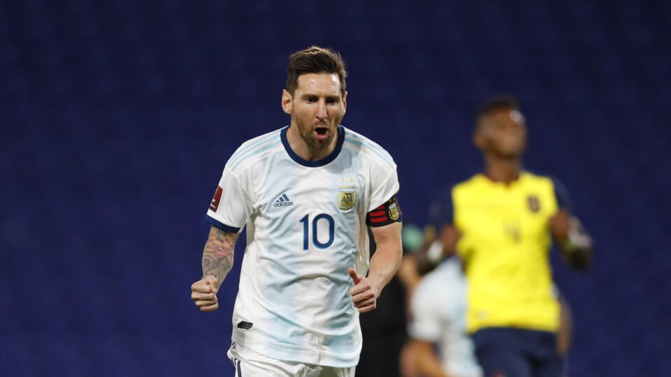 Lionel Messi oslavuje svoj gól v zápase juhoamerickej kvalifikácie majstrovstiev sveta 2022 Argentína - Ekvádor.