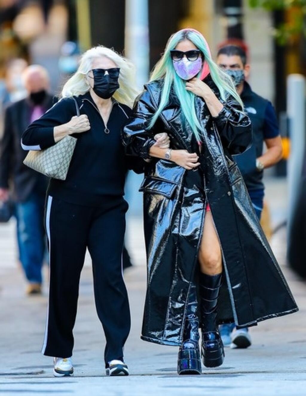 Robia všetko spolu Lady Gaga s mamou prichytili na spoločných nákupoch.