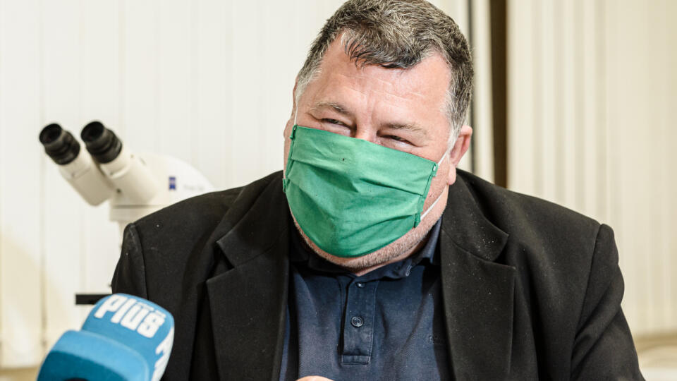 Na sníme Prof. MUDr. Vladimír Krčméry DrSc. - slovenský lekár, vedec – odborník na tropickú medicínu, infektológiu a onkológiu.