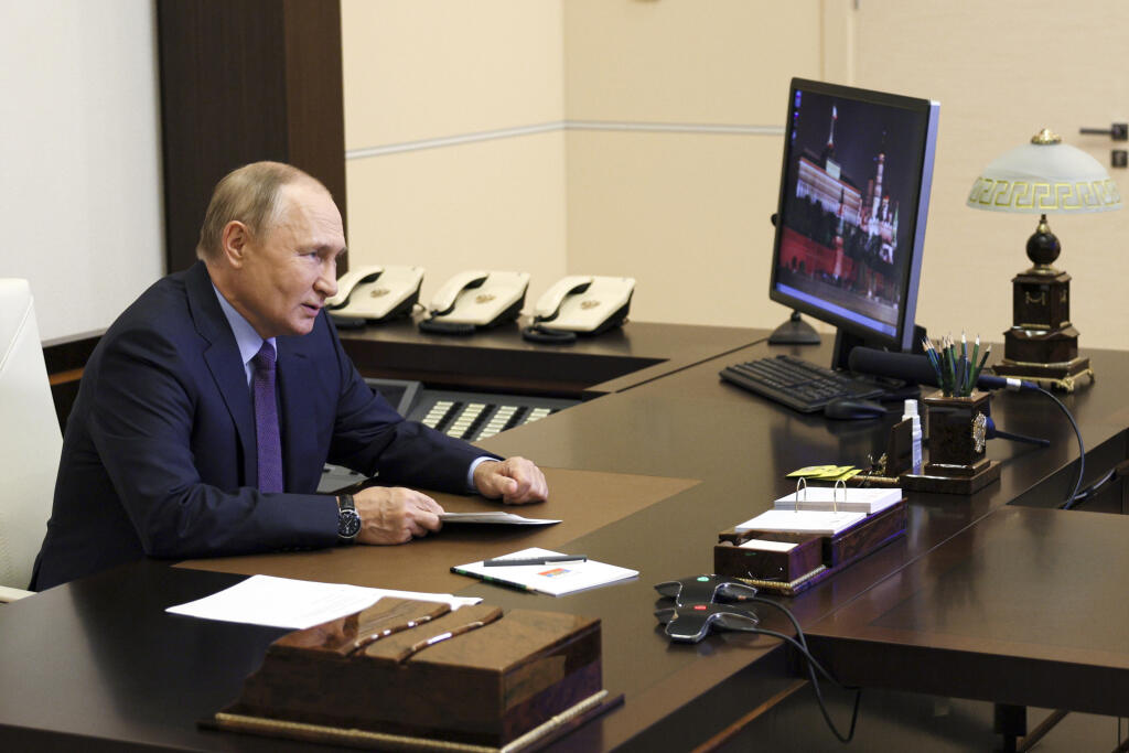 WA 75 Moskva - Ruský prezident Vladimir Putin vedie videokonferenciu o ekonomických otázkach zo svojej rezidencie Novo-Ogaryovo pri Moskve v pondelok 19. septembra 2022. FOTO TASR/AP

Russian President Vladimir Putin chairs a meeting on economic issues via videoconference at the Novo-Ogaryovo residence outside Moscow, Russia, Monday, Sept. 19, 2022. (Gavriil Grigorov, Sputnik, Kremlin Pool Photo via AP)