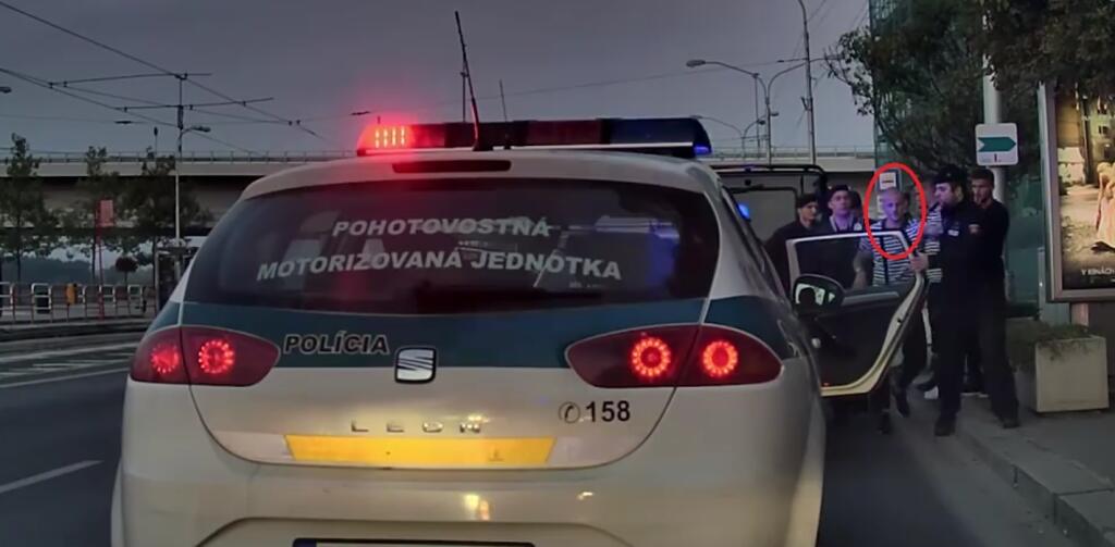 Weissovi mal na kolenách sedieť ďalší muž a prokuratúra nakoniec uznala, že Weissov skutok sa nestal.