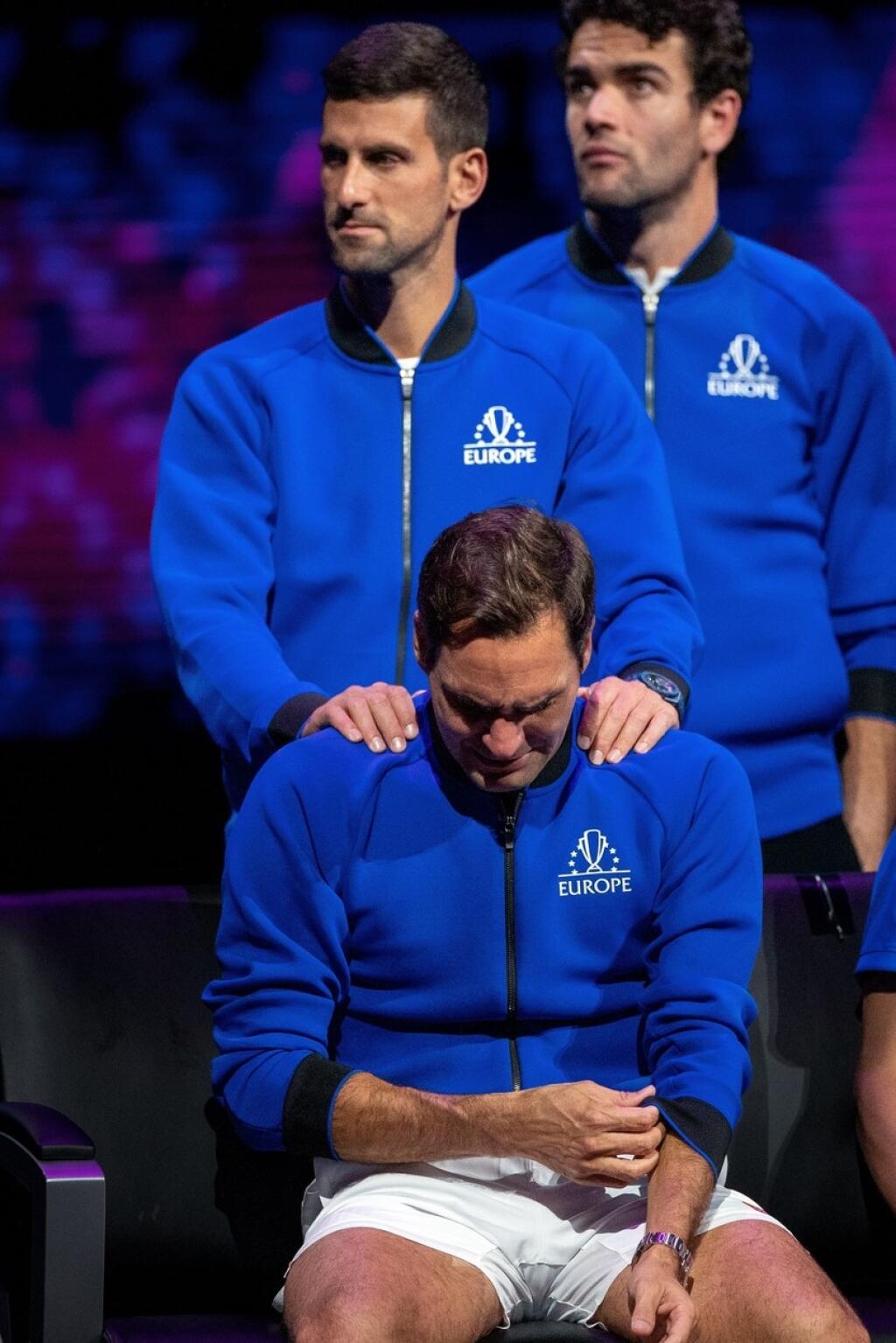 Počas toho, ako Roger Federer plakal na lavičke, Djokovič stál a za ním a upokojoval ho. Ani on sa neubránil slzám.
