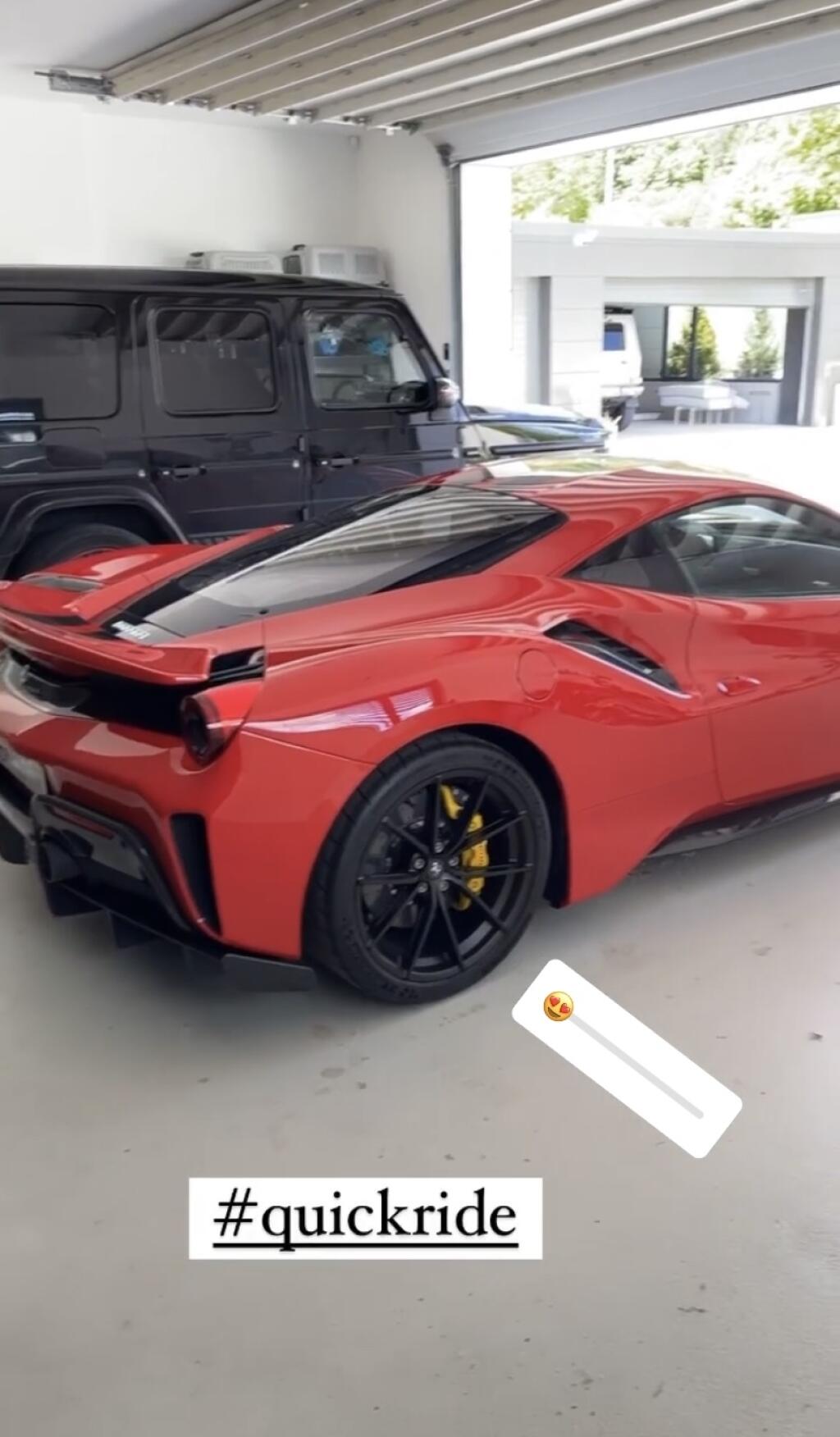 Slovenský futbalista sa ešte pred odchodom na reprezentačný zraz pochválil nadupadnou garážou. Kým v jednej skrýva krásne červené Ferrari a Mercedes G, v druhej je špeciálne upravený strieborný Mercedes G, ktorý najčastejšie používa na zrazoch národného mužstva.