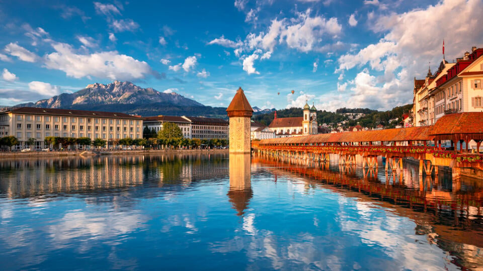 Scenic,City,Center,Of,Lucerne,With,Famous,Chapel,Bridge,And