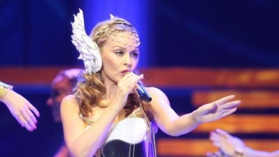 Kylie Minogue dnes vystúpi na svojom veľkom turné v pražskej O2 aréne. Diváci sa majú naozaj načo tešiť. Na pódiu sa objaví ako Afrodita.