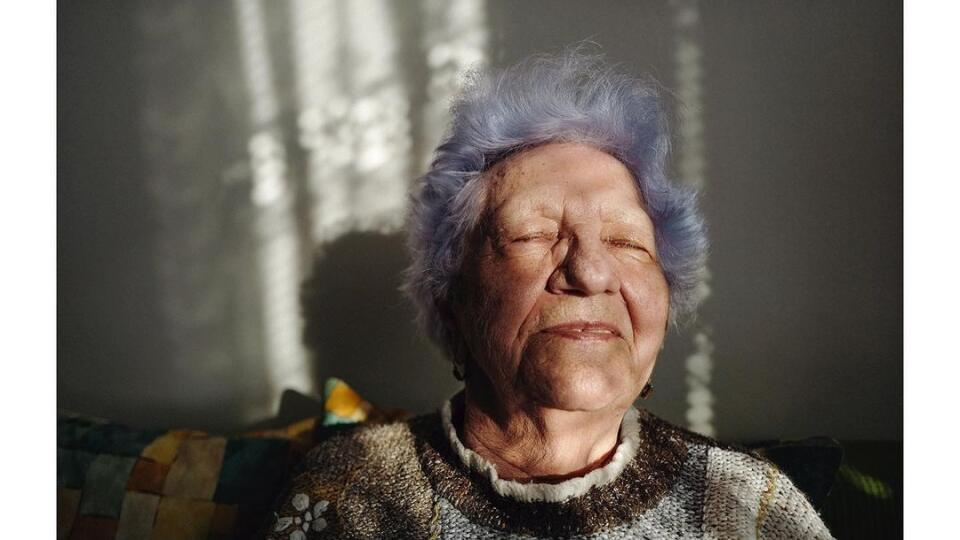 Blue grandma alias pani s farebnými vlasmi, jej vnuk robí nádherné momentky.