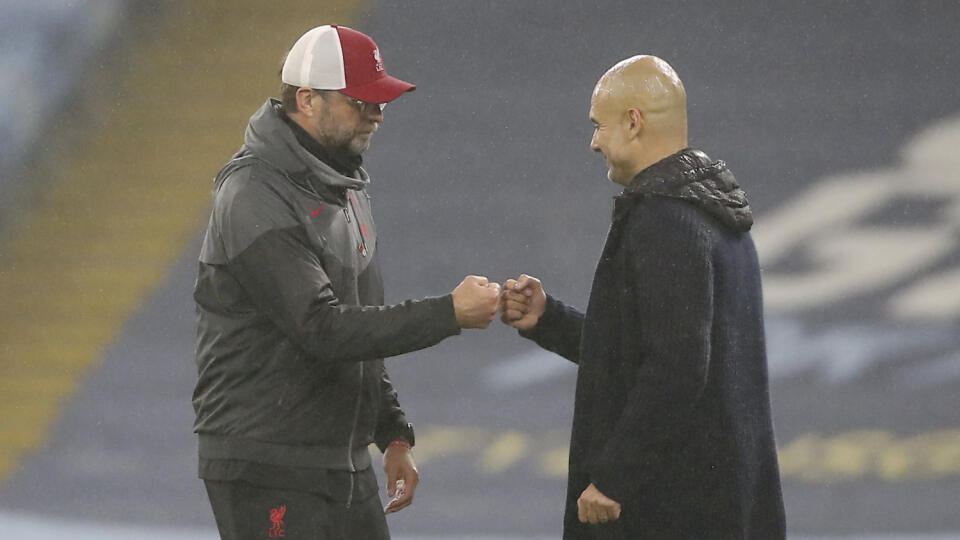 Na snímke zľava tréner Liverpoolu Jürgen Klopp a tréner Manchestru Pep Guardiola sa pozdravujú po zápase 8. kola anglickej Premier League vo futbale Manchester City - FC Liverpool (1:1).