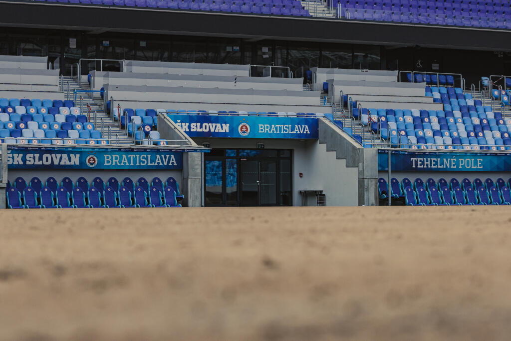 Generálny riaditeľ klubu si uvedomuje, že posledné zápasy bol trávnatý koberec doslova v dezolátnom stave a hráčom sa na ňom hralo veľmi ťažko.