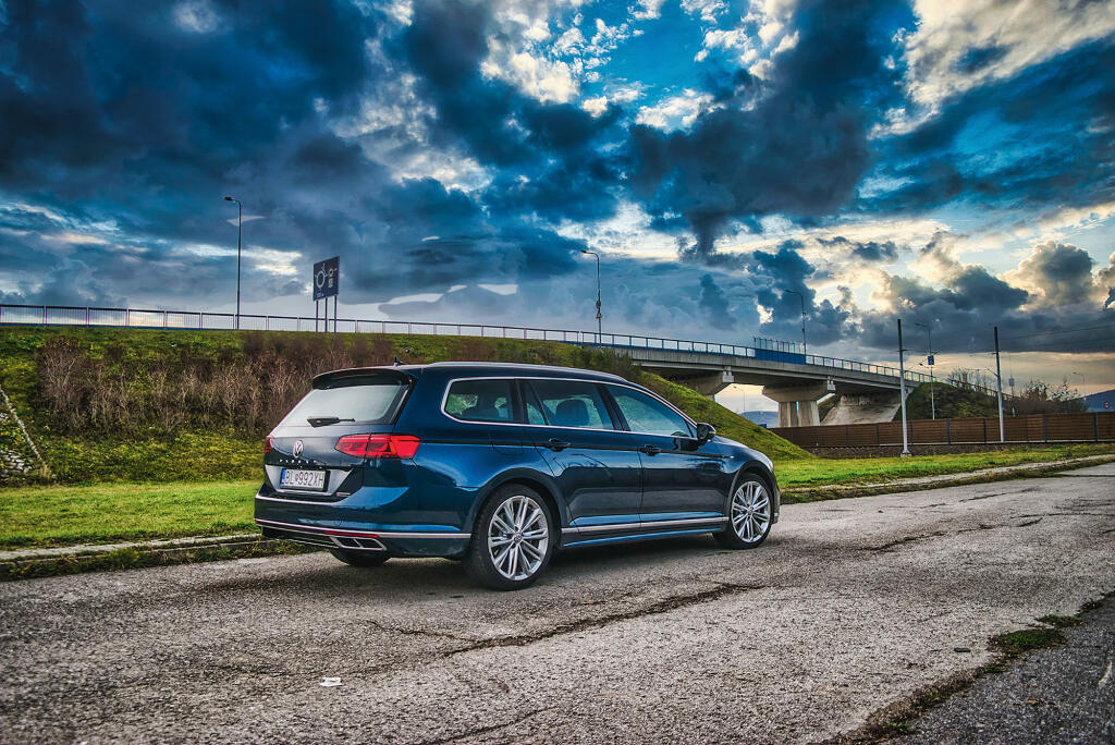 Koncové svetlá dostali grafiku, ktorá pripomína model Touareg. Mení sa vtedy, keď brzdíte, čím prispieva k bezpečnosti v cestnej premávke.