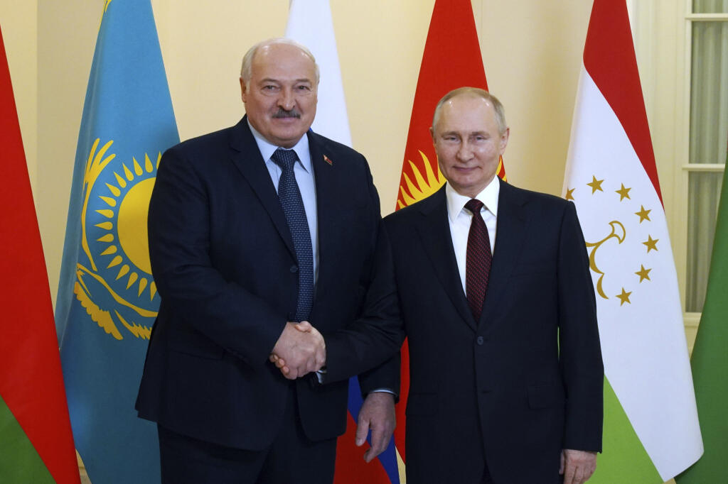 KK30 Petrohrad - Ruský prezident Vladimir Putin (vpravo) a bieloruský prezident Alexandr Lukašenko si podávajú ruky pred stretnutím s lídrami krajín Spoločenstva nezávislých štátov (SNŠ) 26. decembra 2022 v Petrohrade. FOTO TASR/AP
Russian President Vladimir Putin, right, and Belarusian President Alexander Lukashenko shake hands ahead of an informal meeting of the heads of ex-Soviet nations which are members of the Commonwealth of Independent States, at the Boris Yeltsin Presidential Library, in