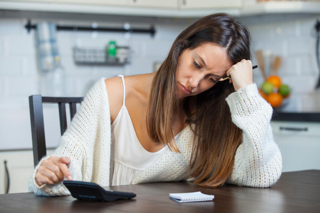 5 Máte finančné problémy
Nedostatok peňazí takmer vždy vyvoláva stres a psychický tlak, čo ako už viete, vplýva aj na celkové zdravie. Môže to viesť aj k depresii. No finančné suchoty môžu súvisieť aj s tým, že ste sa zamotali do kolotoča hráčskej vášne, stávkujete, hráte na automatoch či niečo podobné? Tento problém by mal možno vyriešiť spolu s vami psychológ alebo psychiater, sami sa z toho asi nevymotáte.