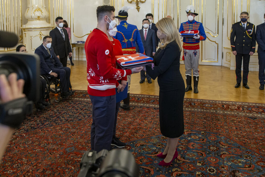 Prezidentka Zuzana Čaputová si na slávnostný akt obliekla čierne šaty.