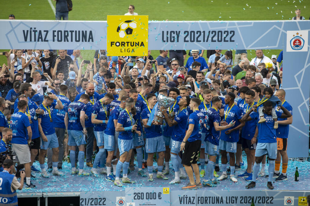 Na snímke futbalisti Slovana Bratislava , ktorý oslavujú zisk 4. titulu Fortuna ligy za sebou.