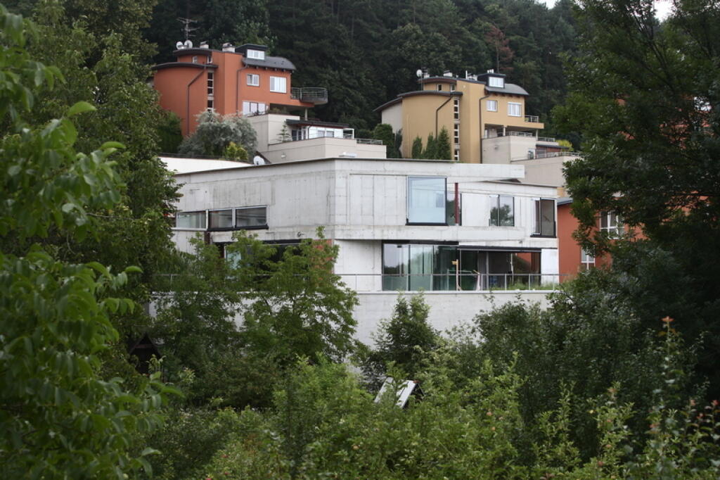 Cena domu Mariána Gáboríka, vzhľadom na rozlohu pozemku, veľkosť stavby a používanie najkvalitnejších materiálov, sa vyšplhá na viac ako milión eur.
