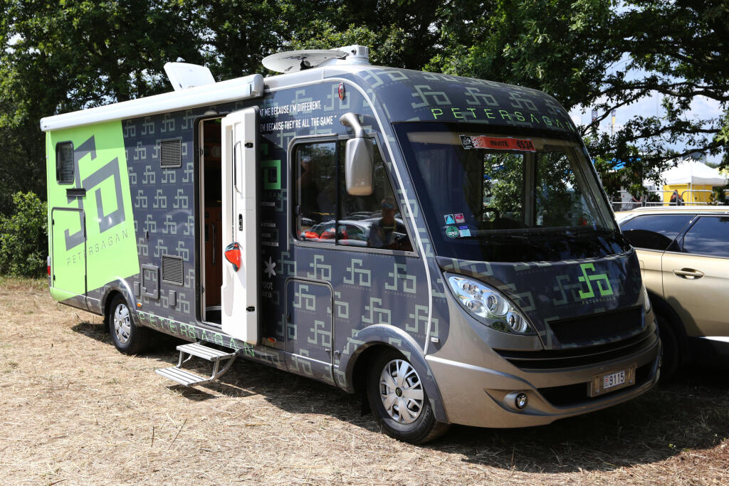 Len málokto vie, že hviezdny slovenský jazdec vlastní luxusný karavan.