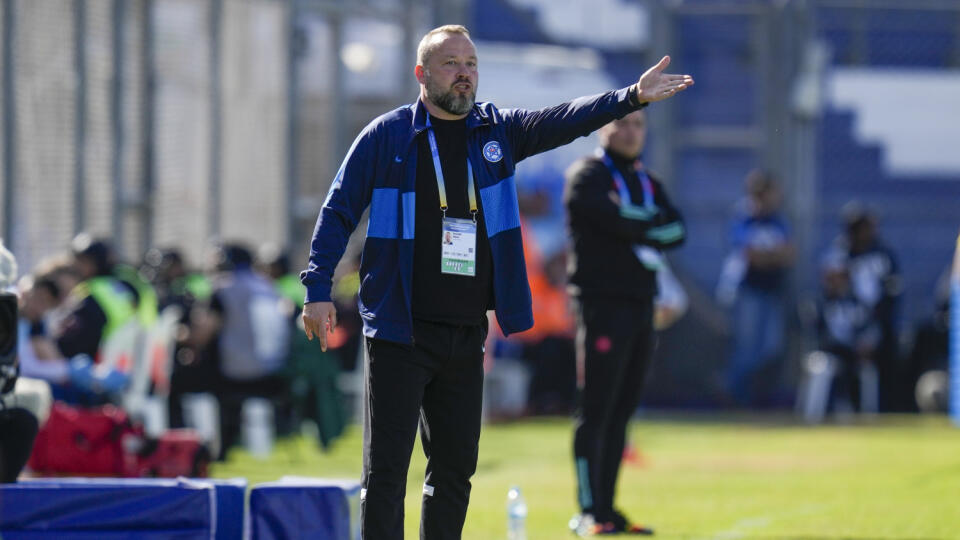 KK51 San Juan - Slovenský tréner Albert Rusnák dáva inštrukcie počas osemfinálového zápasu Kolumbia - Slovensko na MS hráčov do 20 rokov v argentínskom meste San Juan 31. mája 2023. FOTO TASR/AP
Slovakia's coach Albert Rusnak gives instructions during a FIFA U-20 World Cup round of 16 soccer match against Colombia at the Bicentenario stadium in San Juan, Argentina, Wednesday, May 31, 2023. (AP Photo/Ricardo Mazalan)