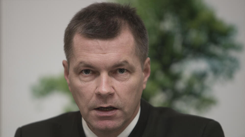 Minister pôdohospodárstva J. Mičovský odvolal šéfa Lesov SR M. Staníka.