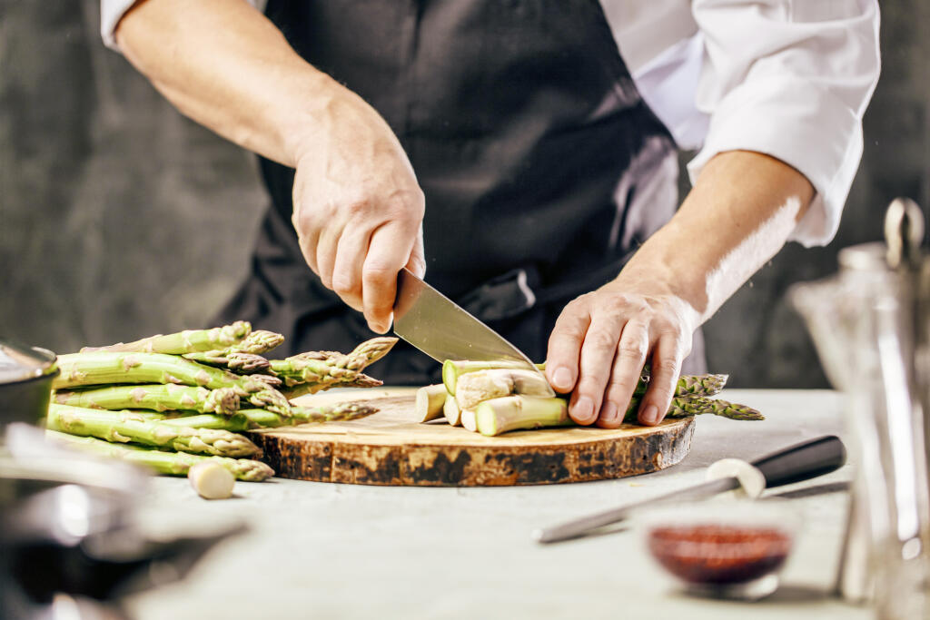 Je zdravá! Obsahuje aminokyseliny, najmä asparagín, ktorý dodáva špargli osobitú chuť. Je tiež veľmi bohatá na draselné soli, vápnik, horčík, fosfor, sodík, béčka, céčko, éčko aj vitamín A.