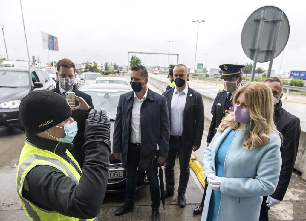 Na snímke prezidentka SR Zuzana Čaputová sa poďakovala slúžiacim príslušníkom policajného zboru a Ozbrojených síl SR, ktorí pomáhajú bojovať s koronakrízou, na hraničnom priechode Čunovo – Rajka 15. máj 2020. FOTO TASR - Martin Baumann