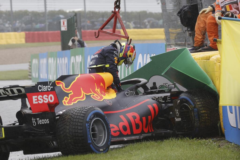 WA 35 Spa - Mexický pilot F1 Sergio Perez z Red Bullu vystupuje zo svojho monopostu po tom, čo narazil do bariéry pred štartom Veľkej ceny Belgicka automobilov F1 na okruhu Spa-Francorchamps v nedeľu 29. augusta 2021. FOTO TASR/AP
Red Bull driver Sergio Perez of Mexico gets out of his car after crashing on his way to the grid during the Formula One Grand Prix at the Spa-Francorchamps racetrack in Spa, Belgium, Sunday, Aug. 29, 2021. (AP Photo/Olivier Matthys)
