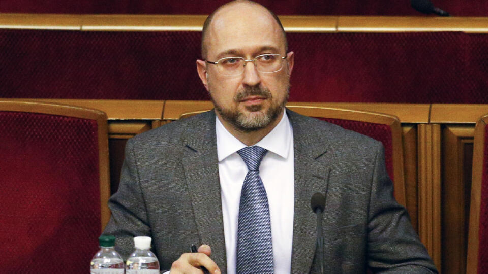 JB 18 Kyjev - Ukrajinský novozvolený premiér Denys Šmyhaľ počas zasadnutia ukrajinského parlamentu v Kyjeve 4. marca 2020. Ukrajinský parlament schválil v stredu za nového premiéra Denysa Šmyhaľa, ktorého na post ministerského predsedu nominovala strana Sluha národa ukrajinského prezidenta Volodymyra Zelenského. Návrh poslanci odobrili počtom 291 hlasov, pričom potrebných bolo najmenej 226. V rámci reorganizácie vládneho kabinetu príde o svoje posty aj niekoľko kľúčových ministrov. FOTO TASR/A
