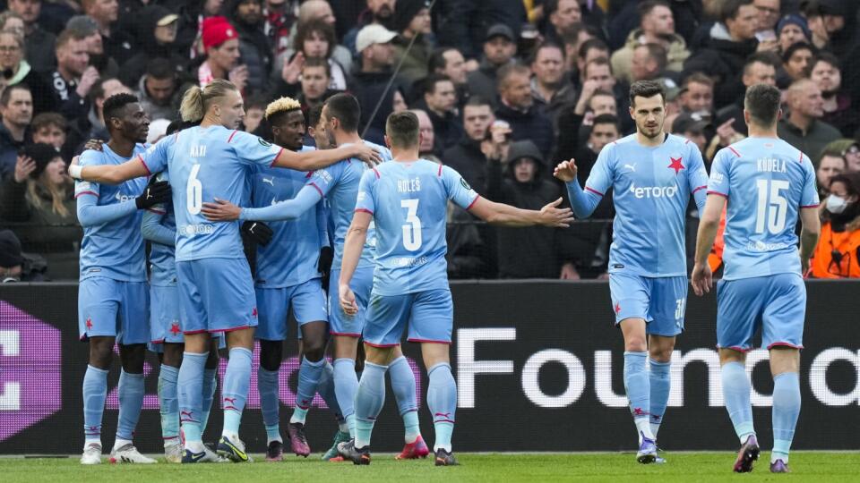 EBE 39 Rotterdam - Na snímke tretí zľava nigérijský útočník Slavie Peter Olayinka oslavuje vyrovnávajúci gól na 1:1, štvrtý zľava slovenský útočník Ivan Schranz v prvom zápase štvrťfinále Európskej konferenčnej ligy vo futbale Feyenoord Rotterdam - Slavia Praha v holandskom Rotterdame vo štvrtok 7. apríla 2022. FOTO TASR/AP
Slavia players celebrate after teammate Peter Olayinka, third left, scored their side's first goal during the Europa Conference League quarter-final first leg soccer match