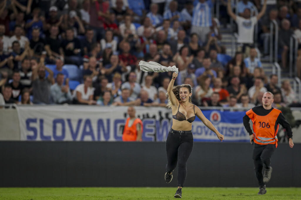 Na snímke fanúšička ŠK Slovan vbehla na trávnik počas zápasu Playoff Európskej ligy vo futbale medzi ŠK Slovan Bratislava a gréckym klubom Paok FC.